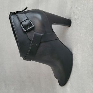 VINCE CAMUTO Nikoletta All Leather Black Ankle Zip Booties SIZE: 9M